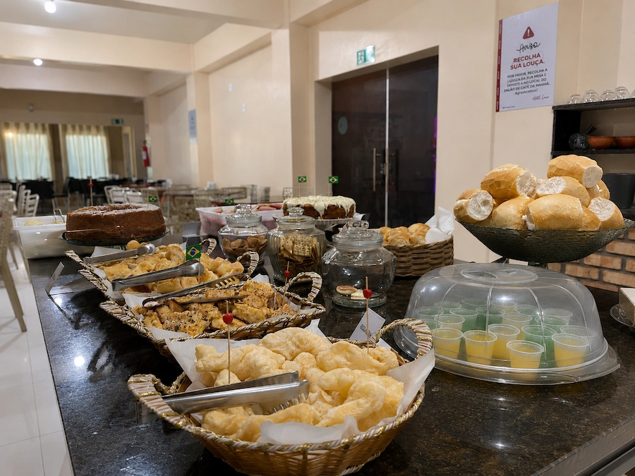 Café da manhã no Hotel Lírio
